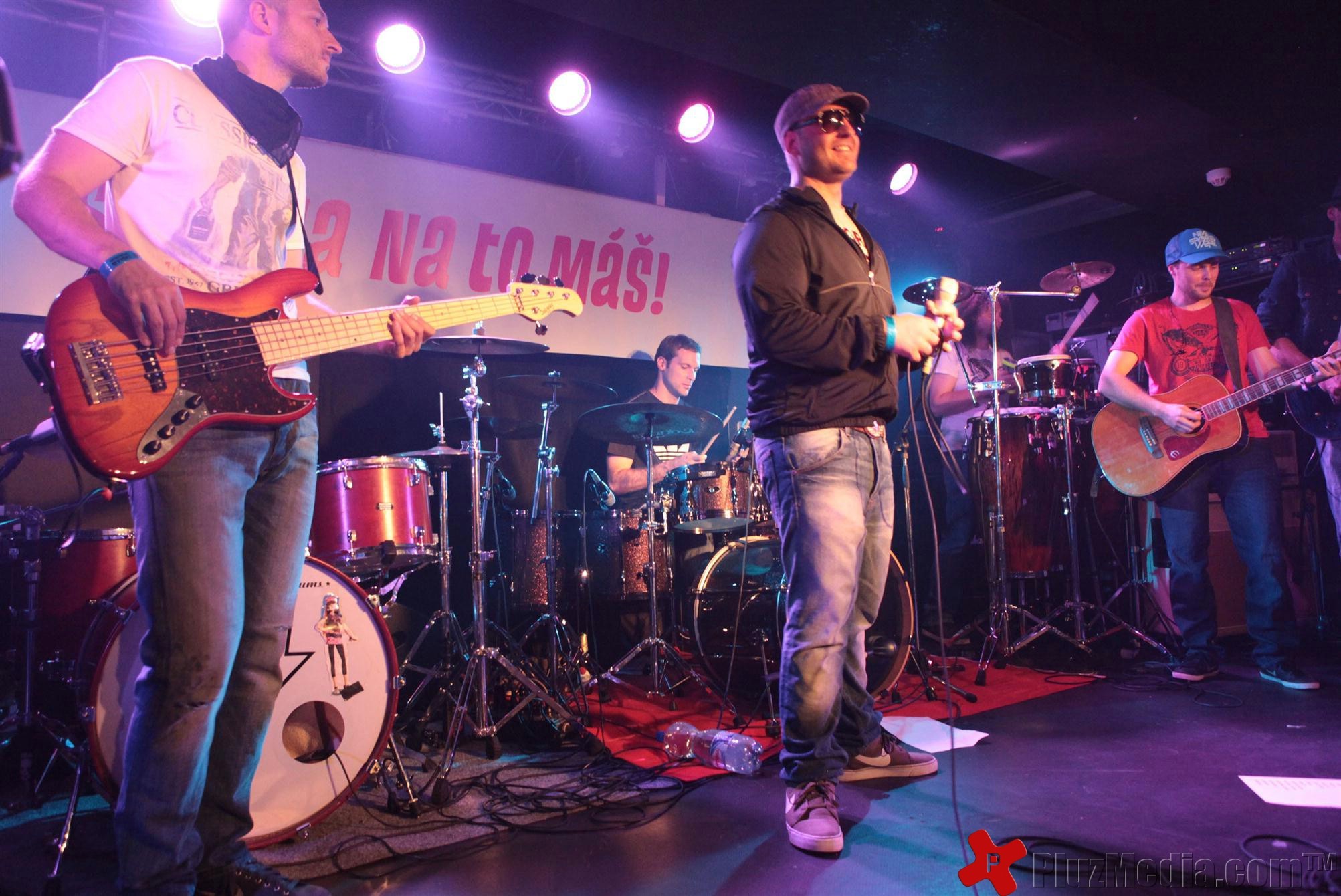 Petr Cech plays the drums with Czech rock band 'Eddie Stoilow' - Photos | Picture 98795